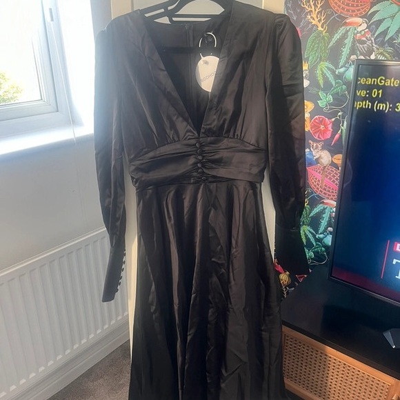 Dresses & Skirts - Chic Black Long Sleeve Dress